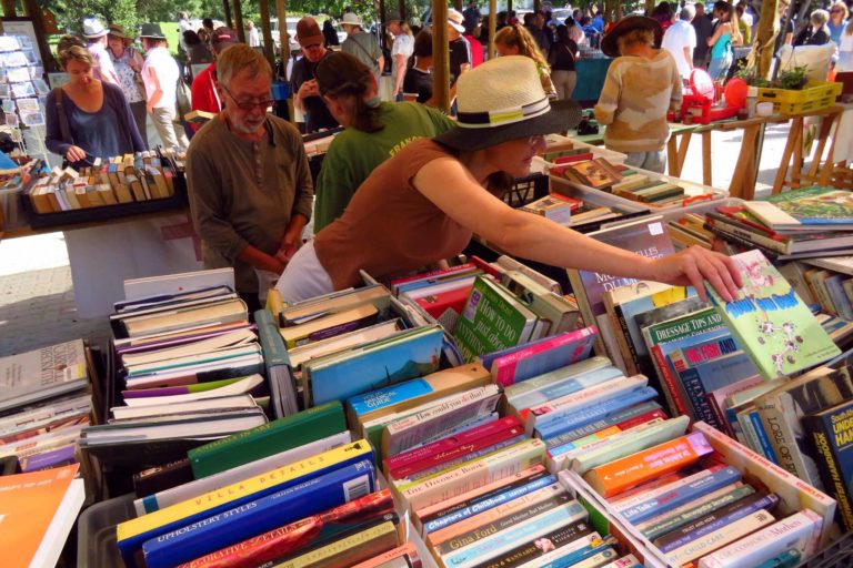 books 768x512