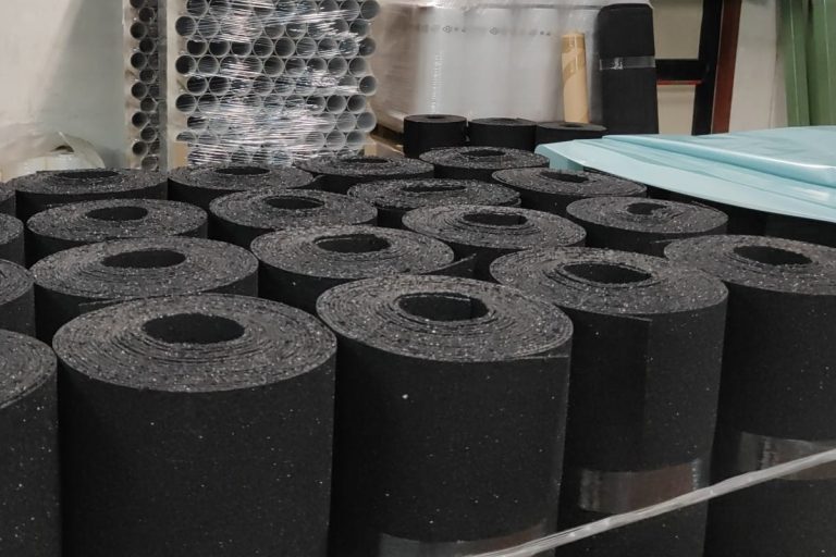 Rubber roll for soundproof insulation